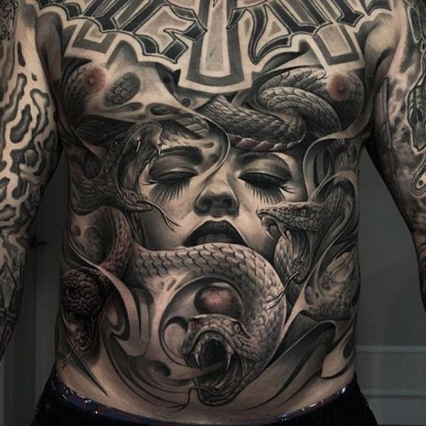 Hình xăm nữ thần tóc rắn medusa ở ngực