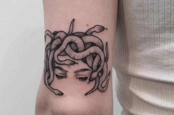 Hình xăm Medusa mini tinh tế