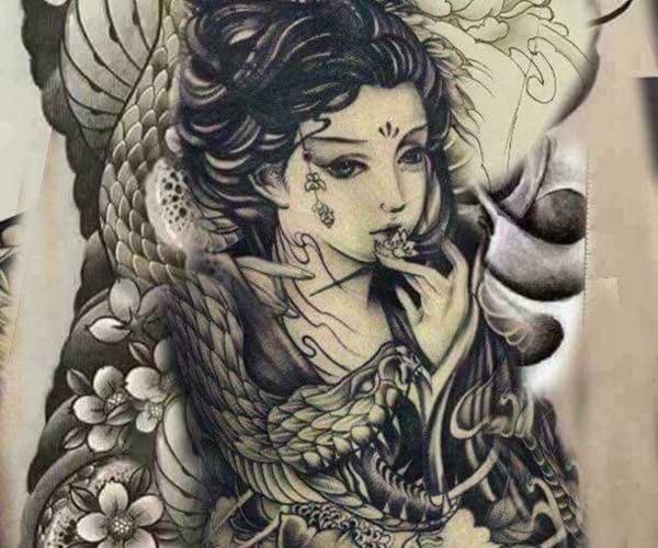 Hình xăm geisha và rắn thể hiện sự quyến rũ và vươn lên trong cuộc sống khi đối mặt với khó khăn.