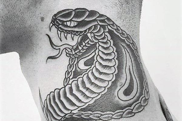 Hình xăm rắn hổ mang thể hiện ý chí, sức sống mãnh liệt và sự can đảm.