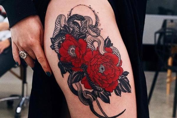 Hình xăm rắn kết hợp hoa mẫu đơn tượng trưng cho sự giàu sang, phú quý và trường thọ.