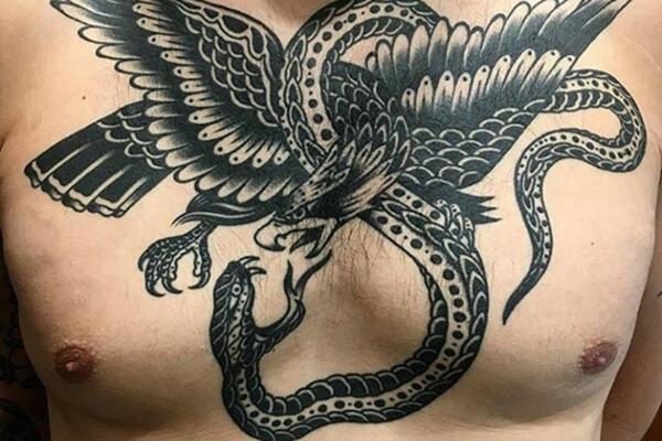 Hình xăm đại bàng cắp rắn oai phong, mạnh mẽ, thể hiện sự chiến thắng và cuộc xung đột giữa thiện và ác.