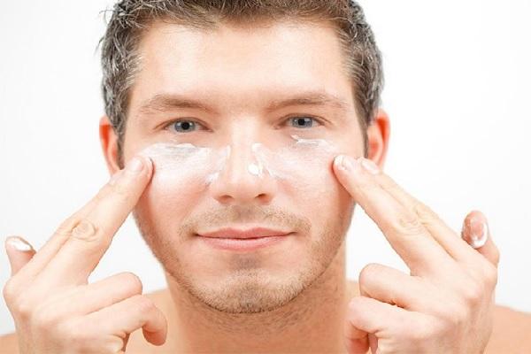 Nên thoa thêm lớp kem chống nắng