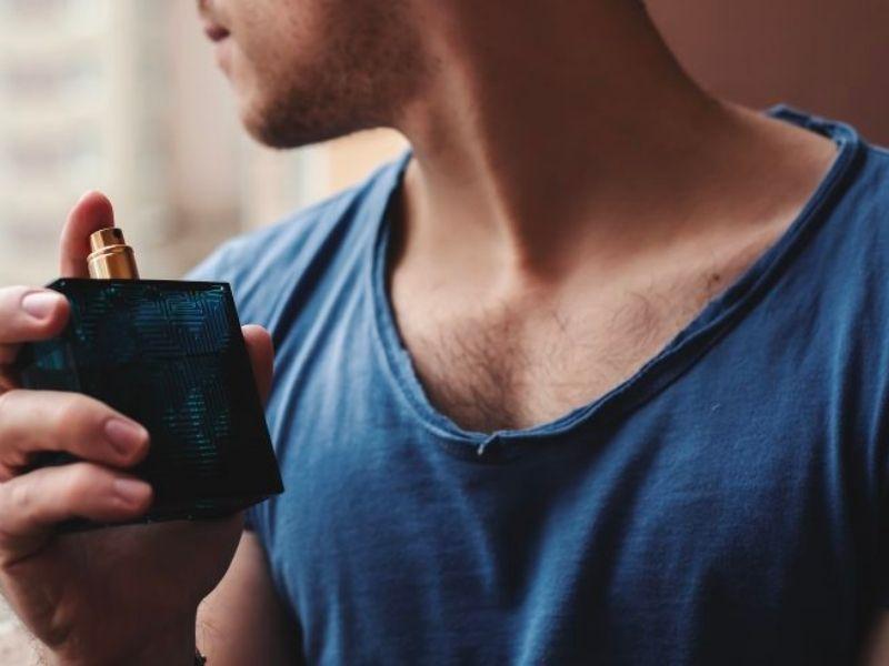 Có thể thoa lớp nền vaseline trước khi xịt nước hoa