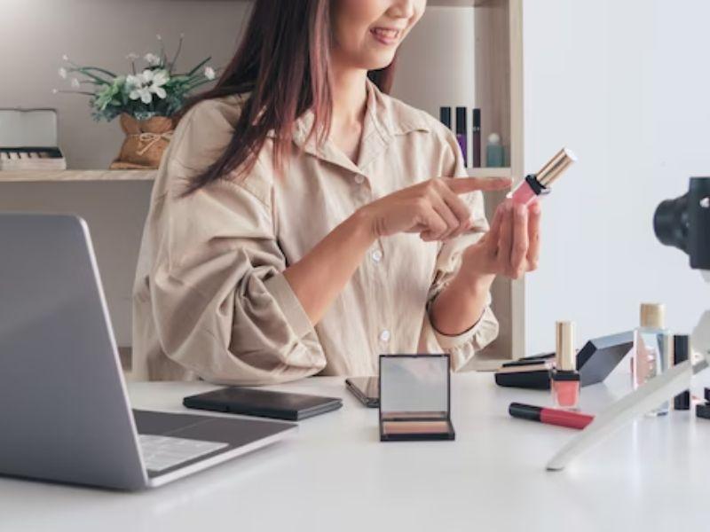 Blogger làm đẹp sẽ chia sẻ kiến thức, cung cấp thông tin về mỹ phẩm