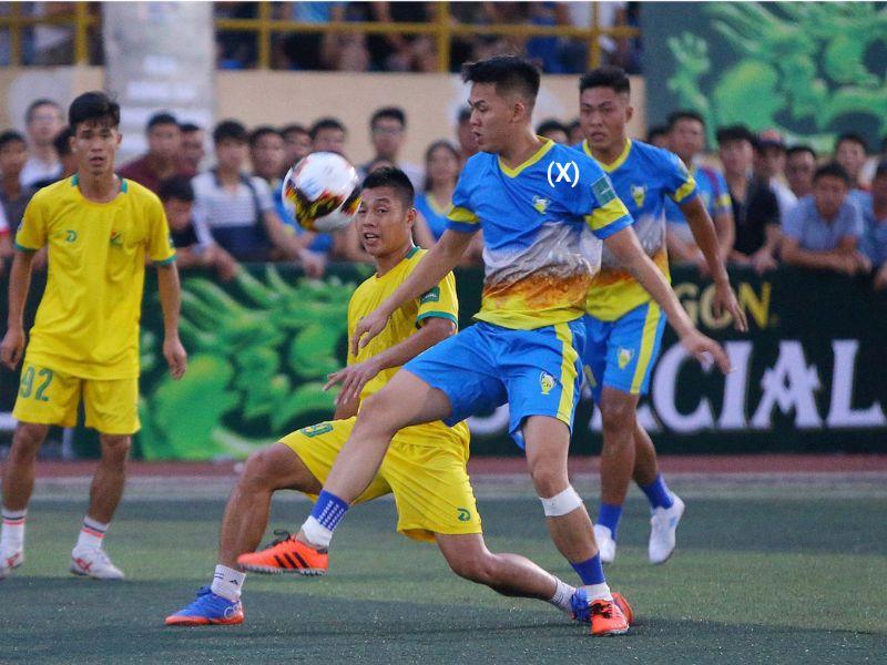 Hình ảnh người chơi bóng đá phủi