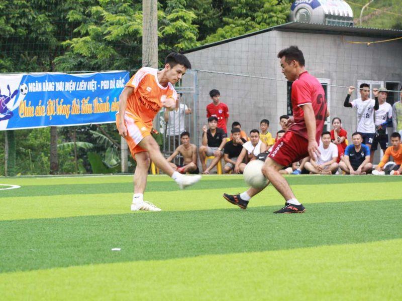 Hình ảnh bóng đá phủi hiện đại