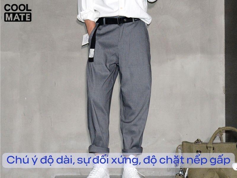 Kiểm tra độ chặt của nếp gấp khi xắn quần tây nam