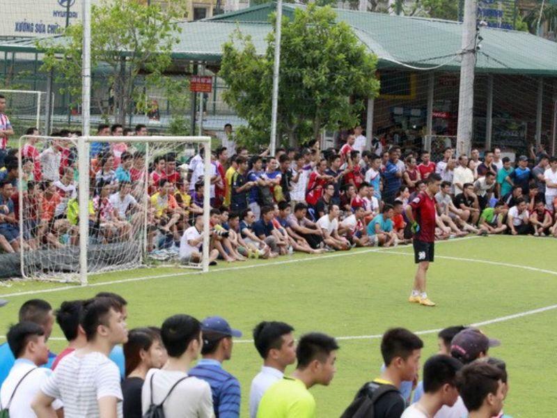 Hình ảnh minh họa không khí sôi động của bóng đá phủi