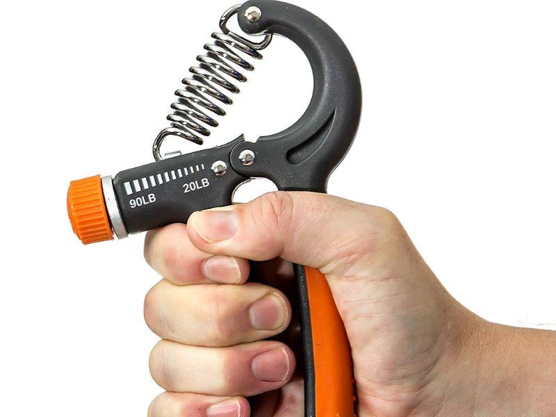 Tập luyện với kìm bóp tay giúp tăng độ bền đôi tay và khả năng cầm nắm