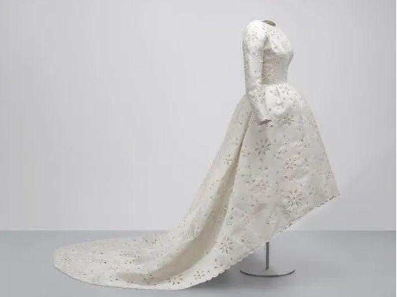 Váy đuôi công thương hiệu balenciaga