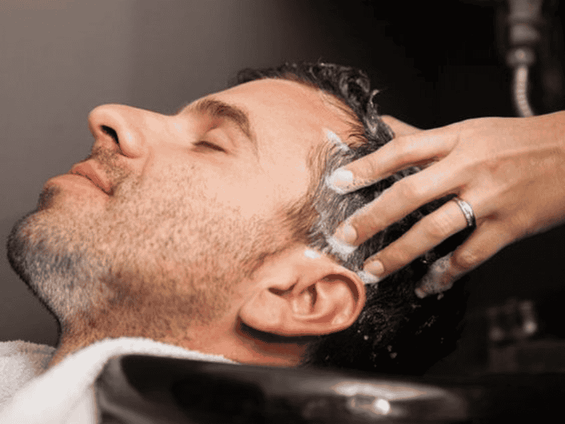 Massage da đầu (Nguồn ảnh: Coolmate)
