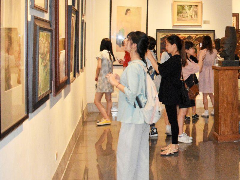 Bảo tàng Mỹ thuật Thành phố Hồ Chí Minh - không gian trưng bày bên trong