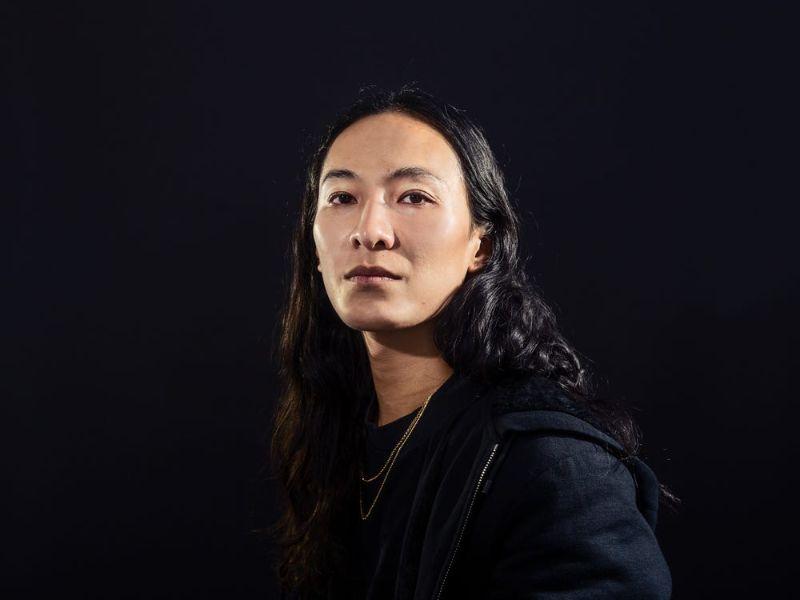 Alexander Wang tiếp quản vị trí này, mang đến một kỷ nguyên mới cho Balenciaga và khắc phục những sai lầm trước đó.