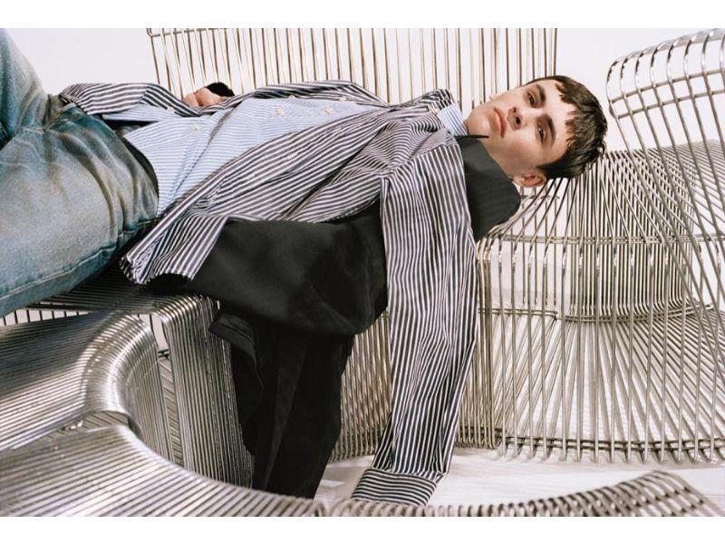 Balenciaga không chỉ là một nhà thiết kế tập trung vào việc tạo ra bản vẽ, mà còn đặt sự chú trọng lớn vào chất liệu