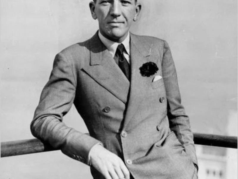 Horizontal Peak Lapel: ve áo nằm ngang đặc trưng thập niên 1930s