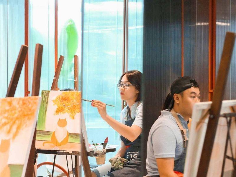 Trẻ em đang hào hứng tham gia workshop vẽ tranh tại VinKE
