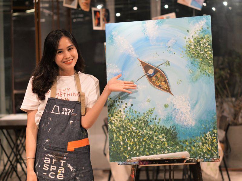 Khách hàng đang tập trung vẽ tranh tại Tipsy Art