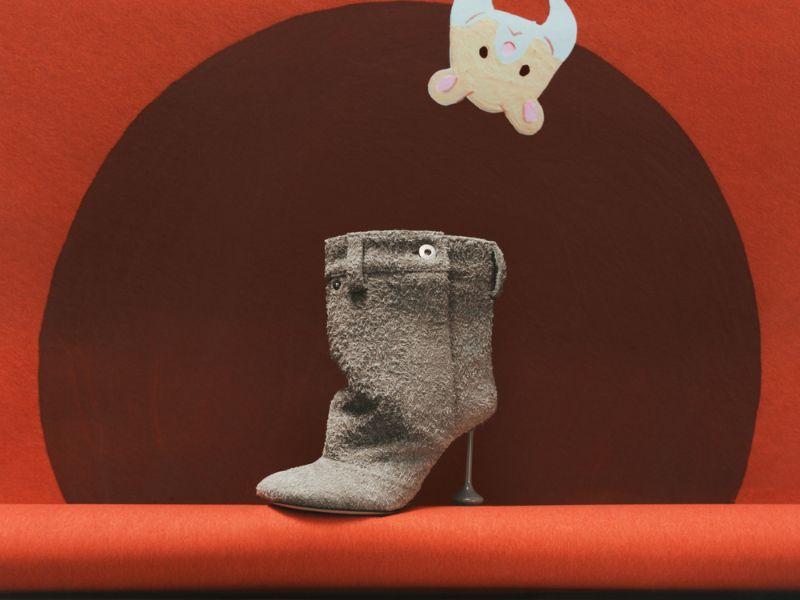 Giày thuộc BST cũng có mang đến hình ảnh đặc biệt, cực phù hợp với mùa lễ hội