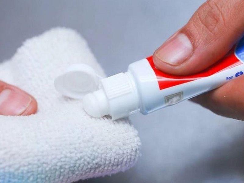 Tẩy mốc bằng kem đánh răng