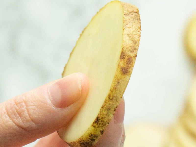 Tẩy mốc bằng lát khoai tây