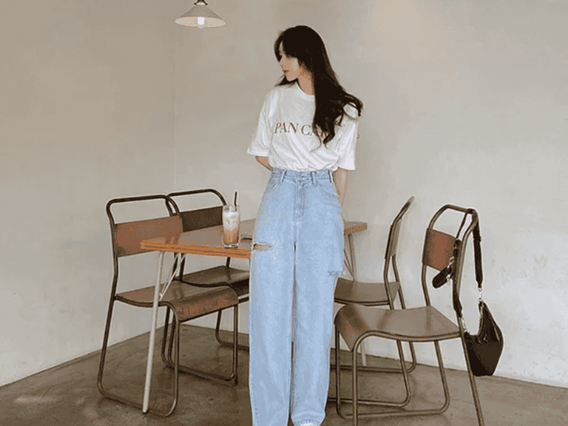 Áo phông trắng kết hợp với quần jeans ống rộng