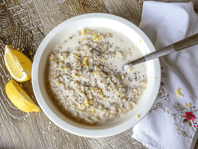 Cháo yến mạch + hạt chia + mật ong