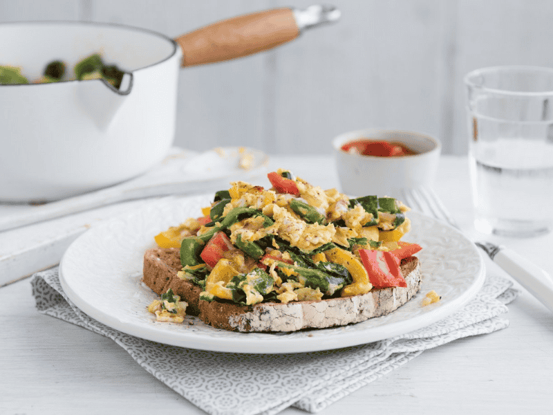 Trứng bác với rau củ + bánh mì nguyên cám