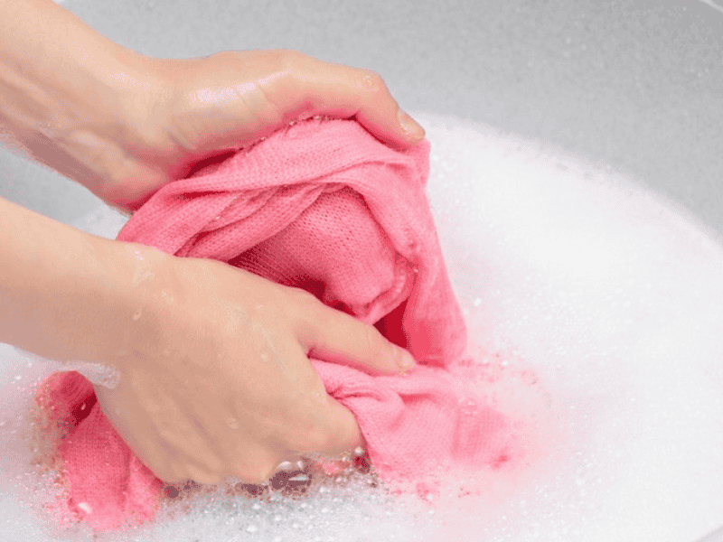 Giặt tay là cách tốt nhất để bảo quản vải tằm Ý