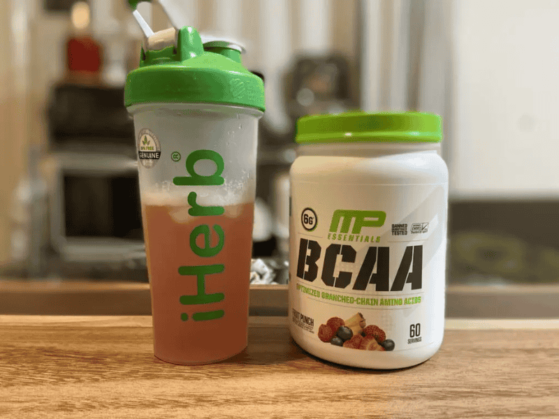 Chuẩn bị sẵn chai nước pha BCAA để nhấm nháp trong quá trình tập
