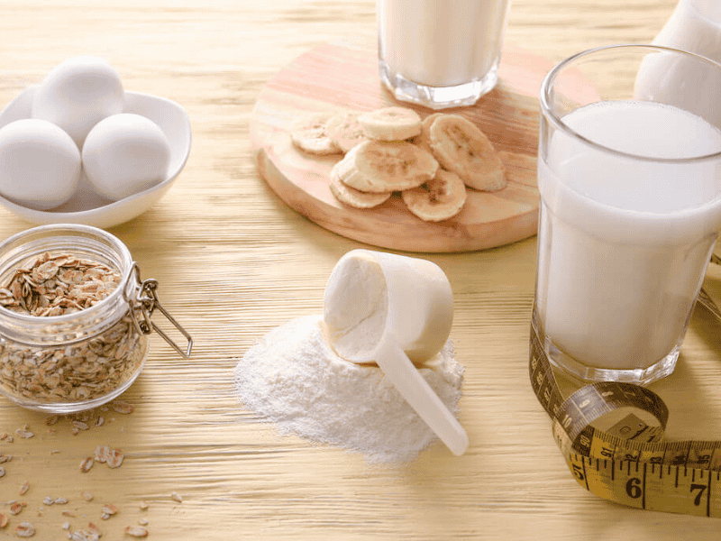 Uống một ly whey protein giúp cơ thể phục hồi sau bài tập