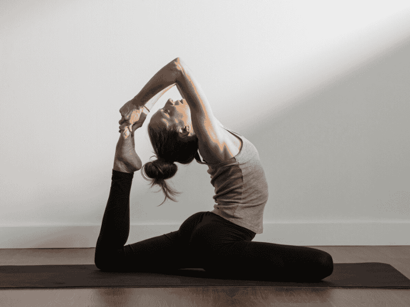 Tập yoga vào buổi trưa để giải tỏa căng thẳng