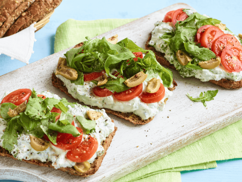 Bánh mì đen + trứng ốp la + rau bina