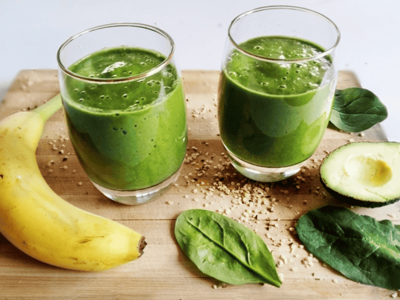 Smoothie xanh từ chuối + rau cải xoăn + hạt chia