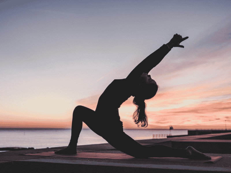 Giải phóng năng lượng tiêu cực với bài tập yoga vào buổi tối