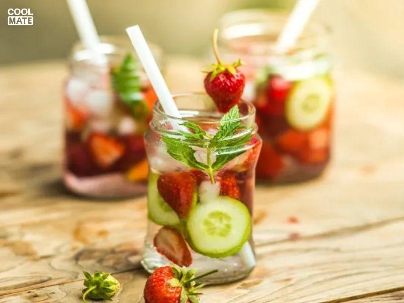 Detox dưa leo + chanh + dâu tây 