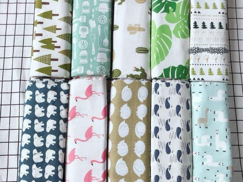 Vải canvas được dệt từ sợi tổng hợp như PE và Nylon