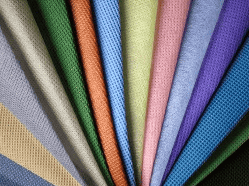 Vải polyester đang trở thành xu hướng được ưa chuộng trong việc sản xuất trang phục nam
