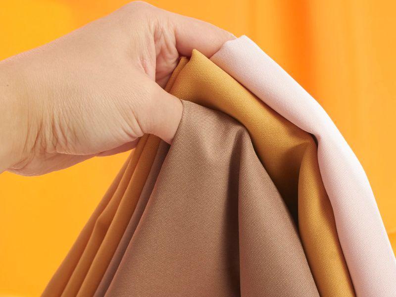 Có thể dễ dàng nhận biết vải poplin bằng cách quan sát hoặc cảm nhận trực tiếp 