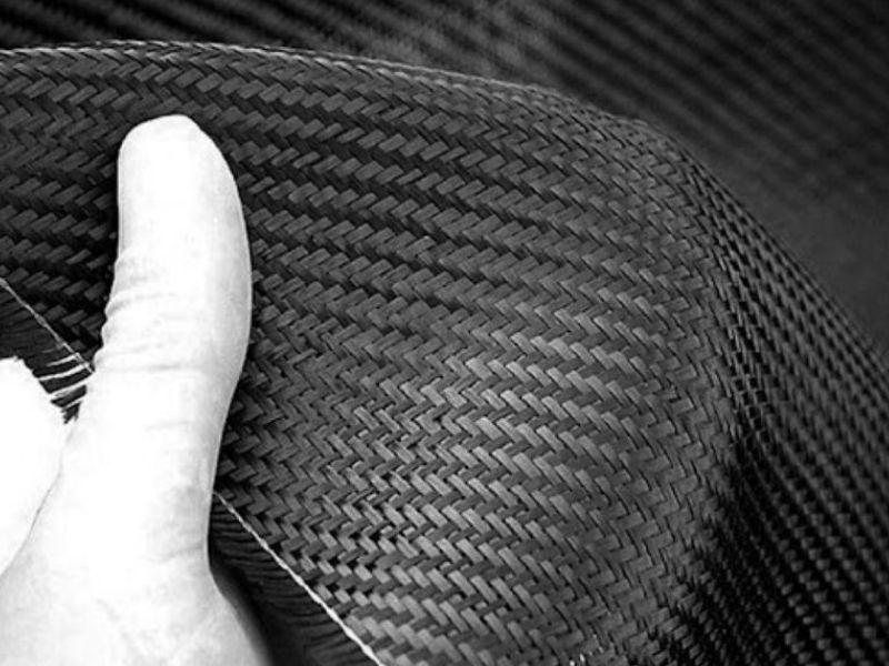 Có thể quan sát hoặc sờ trực tiếp để phân biệt vải sợi carbon