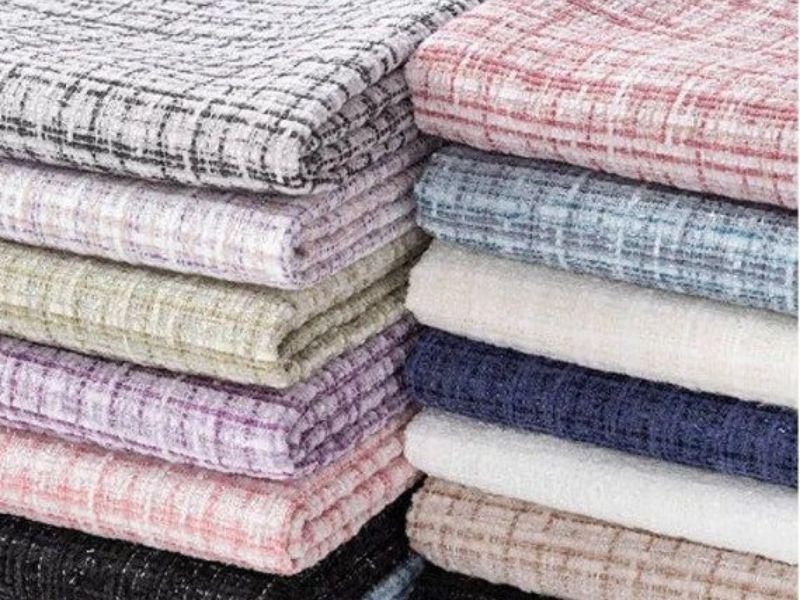 Để tạo ra chất liệu Tweed hoàn hảo, từng bước sản xuất đều được thực hiện cẩn thận 
