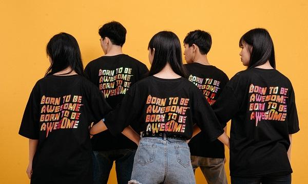 Áo lớp Hologram lạ mắt tạo điểm nhấn từ việc chuyển đổi màu sắc
