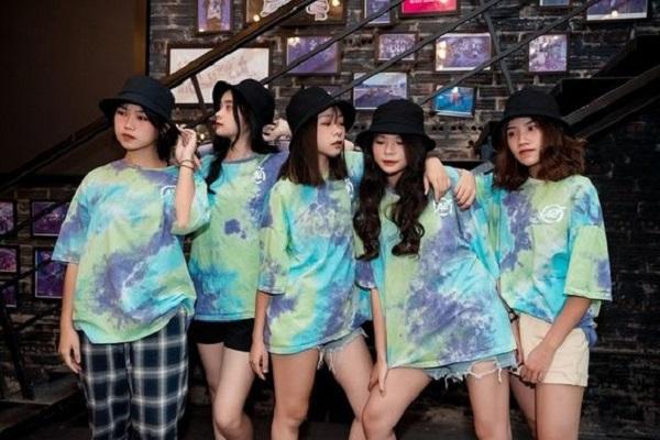 Áo đồng phục Tie dye mới mẻ, phóng khoáng dành riêng cho Gen Z