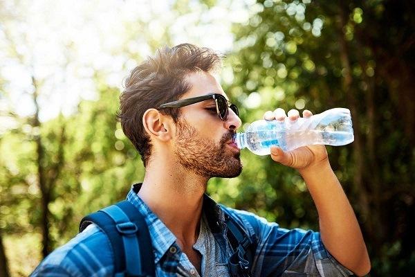 Uống đủ nước giúp râu khỏe mạnh