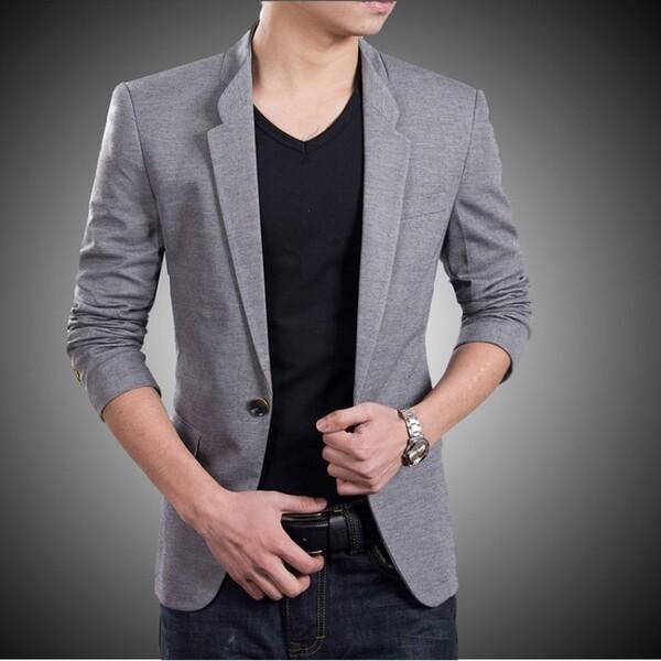 Xắn tay áo blazer nam khá đơn giản mang đậm phong cách đường phố