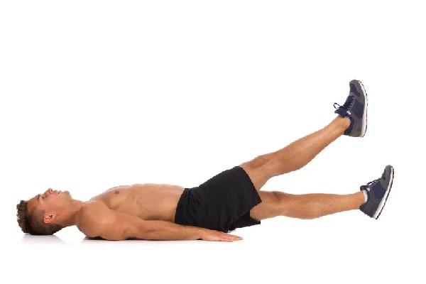 Nằm đá chân: Tác động mạnh đến cơ bụng