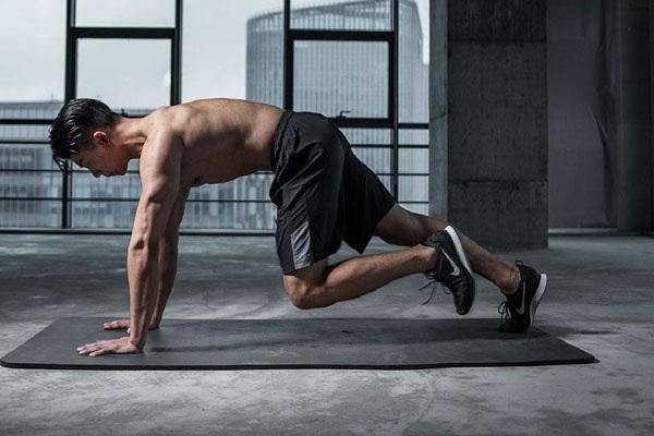Plank kết hợp đá chéo chân: Phối hợp nhịp nhàng, hiệu quả cao