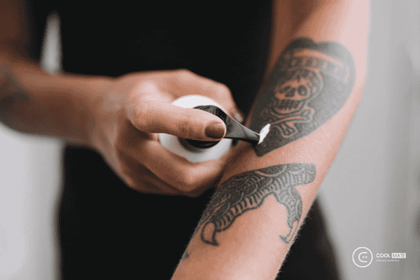 Bôi kem dưỡng ẩm là bước quan trọng trong quá trình chăm sóc hình xăm