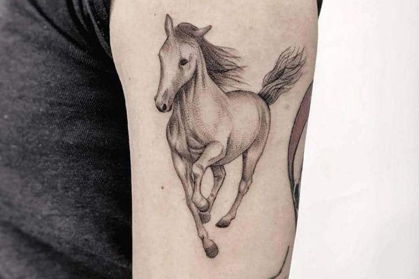 Hình xăm con ngựa dành cho nam mệnh Hỏa