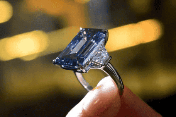 The Oppenheimer Blue được bán với giá 57.5 triệu USD năm 2016